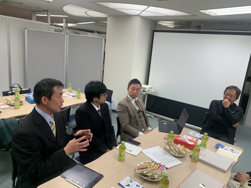 不妊治療専門クリニック施設見学時、かすみ堂院長が治療方針について医師に質問している様子