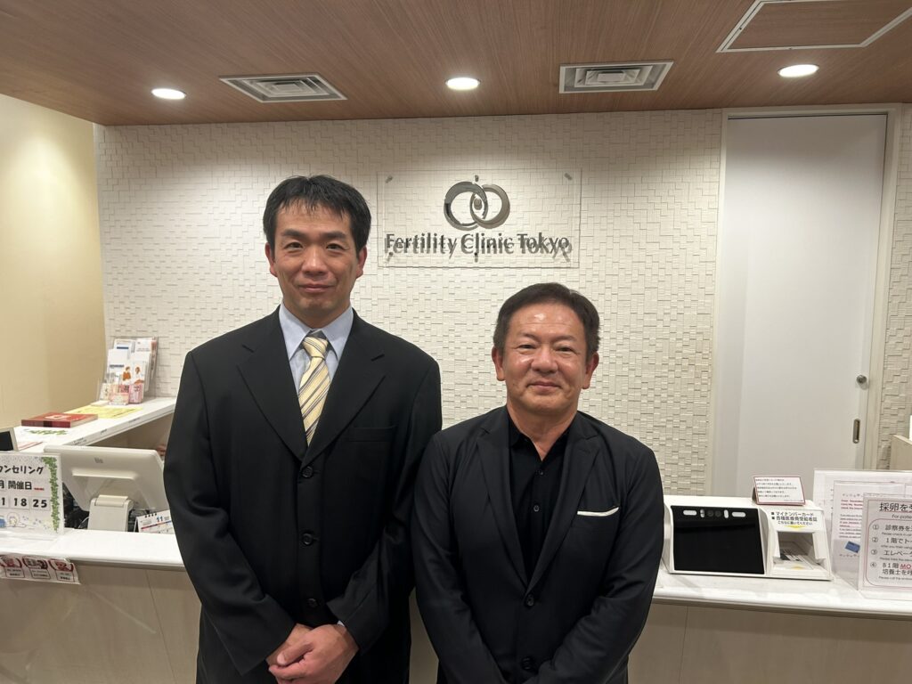 不妊治療専門クリニックの施設見学にて、かすみ堂院長が 小田原靖 理事長と意見交換後に撮影した様子